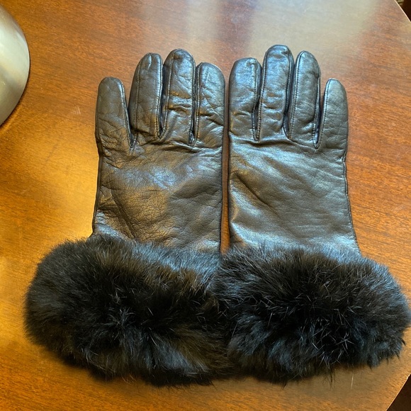Grandoe Accessories - GRANDOE black 100% leather gloves with real rabbit fur trim. Ladies size 7.5.